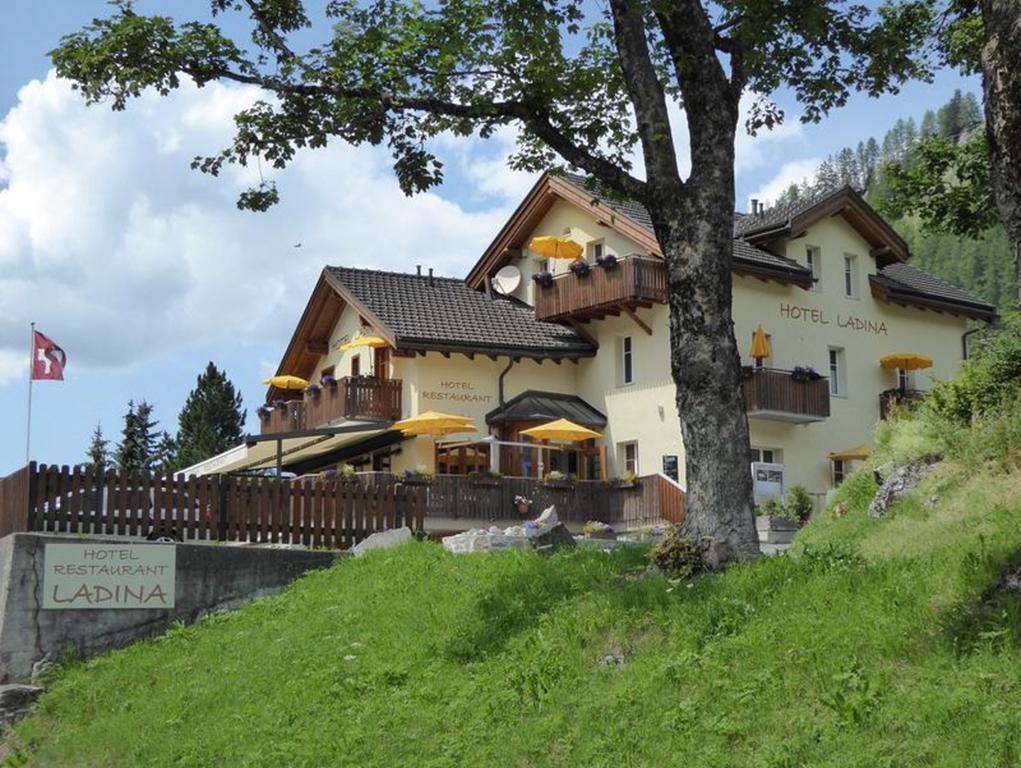 Hotel Ladina Berguen Exterior photo