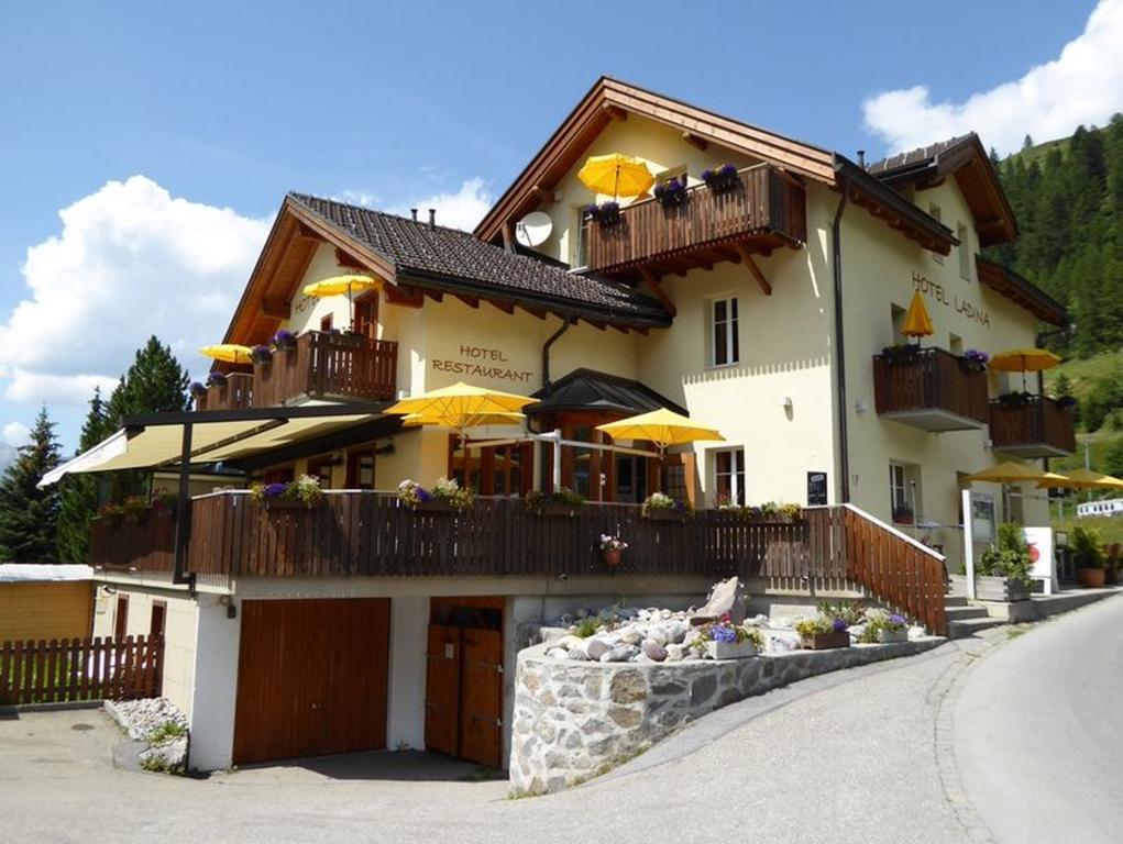 Hotel Ladina Berguen Exterior photo