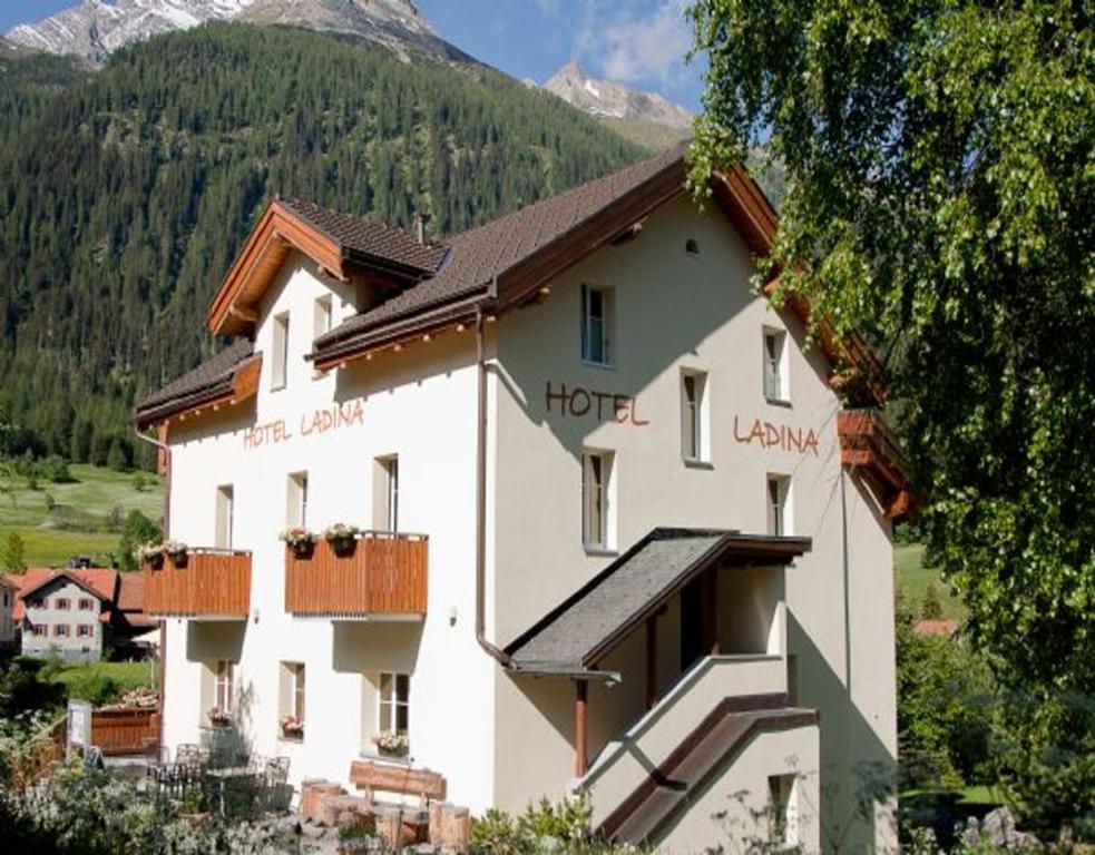 Hotel Ladina Berguen Exterior photo