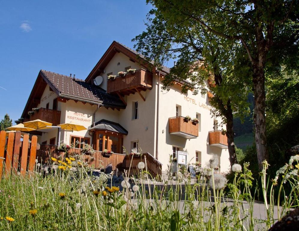 Hotel Ladina Berguen Exterior photo